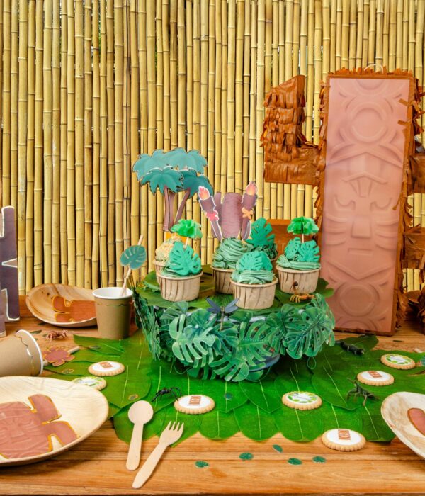 Table d'anniversaire décorée sur le thème Koh-Lanta